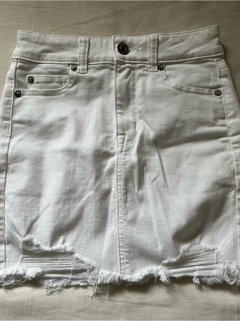 American Eagle White Hi Rise Distressed Denim Mini Skirt in Size 00 (BNWT)